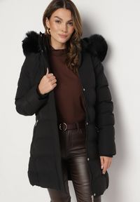 Born2be - Czarna Pikowana Kurtka z Paskiem w Talii i Kapturem Daicy. Okazja: na co dzień. Kolor: czarny. Materiał: jeans. Styl: elegancki, casual, klasyczny #5