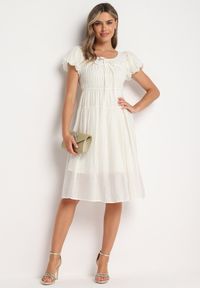 Born2be - Jasnobeżowa Rozkloszowana Sukienka z Bufiastymi Rękawami i Marszczoną Górą Vikkasha. Okazja: na co dzień. Kolor: beżowy. Typ sukienki: proste. Styl: elegancki, casual, retro #6