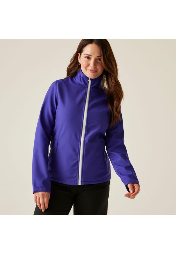 Regatta - Softshell roboczy damski Ablaze. Kolor: fioletowy. Materiał: softshell. Sezon: zima, jesień. Sport: turystyka piesza