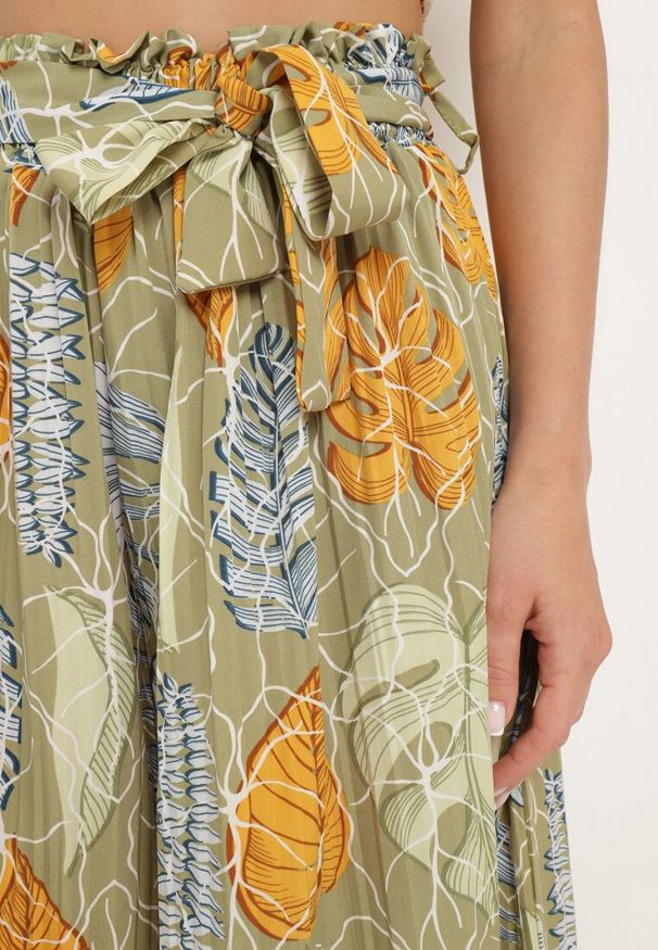 Born2be - Jasnozielone Szerokie Spodnie z Wysokim Stanem i Bawełną oraz Gumką w Talii Opefia. Okazja: na co dzień. Stan: podwyższony. Kolor: zielony. Materiał: bawełna. Styl: elegancki, casual