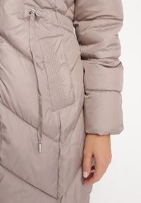 Born2be - Beżowa Pikowana Kurtka Płaszcz z Troczkiem w Talii o Wydłużonym Fasonie z Kapturem i Futerkiem Lieissas. Okazja: na co dzień. Typ kołnierza: kaptur. Kolor: beżowy. Materiał: futro. Długość: długie. Styl: casual, elegancki #5