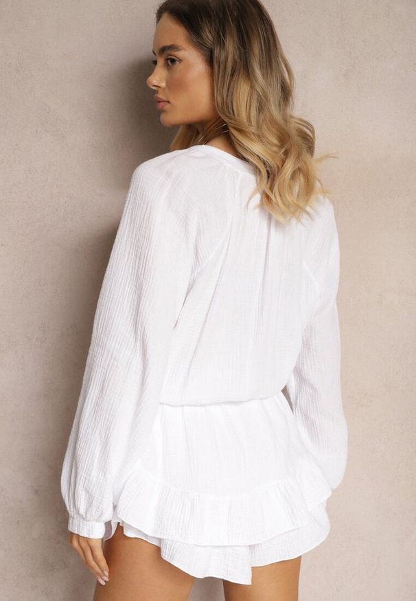 Renee - Biały Kombinezon z Bawełny ze Spódnico-Spodenkami i Guzikami oraz Gumką w Talii Vimatthea. Okazja: na co dzień. Kolor: biały. Materiał: bawełna. Styl: casual, elegancki