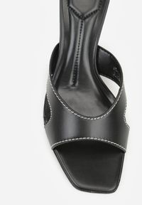 Renee - Czarne Klapki na Szpilce z Wycięciami po Bokach Amaliliphis. Okazja: na co dzień. Kolor: czarny. Materiał: jeans. Obcas: na szpilce. Styl: casual, elegancki #9