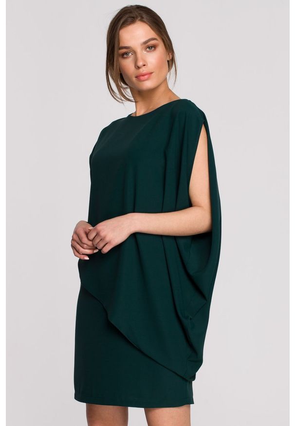 Sukienki.shop - Elegancka sukienka mini z asymetryczną falbaną drapowana zielona. Okazja: na ślub cywilny, na komunię, na wesele, na imprezę. Kolor: zielony. Typ sukienki: asymetryczne. Styl: elegancki. Długość: mini