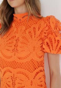 Born2be - Pomarańczowa Sukienka Cilleis. Typ kołnierza: kołnierzyk stójkowy. Kolor: pomarańczowy. Materiał: koronka. Wzór: ażurowy, aplikacja, koronka. Styl: elegancki. Długość: mini #4