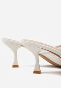 Renee - Białe Siateczkowe Klapki na Metalicznej Szpilce z Imitacją Pereł i Haftem w Kwiaty Polia. Kolor: biały. Materiał: satyna, tiul. Wzór: haft, kwiaty. Styl: glamour, elegancki #5