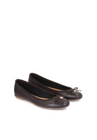 Kazar - Ciemnobrązowe baleriny na płaskiej podeszwie. Okazja: na co dzień. Kolor: brązowy. Materiał: skóra. Wzór: aplikacja. Obcas: na płaskiej podeszwie. Styl: elegancki, casual, klasyczny #3