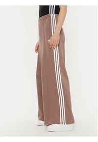 Adidas - adidas Spodnie dresowe 3-Stripes JC5762 Beżowy Wide Leg. Kolor: beżowy. Materiał: bawełna #3