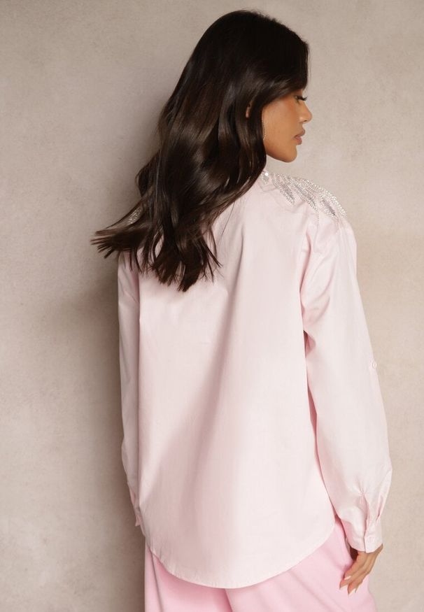 Renee - Różowa Bawełniana Koszula z Cekinami Donithiel. Okazja: na co dzień. Typ kołnierza: dekolt w serek, kołnierzyk klasyczny. Kolor: różowy. Materiał: bawełna. Długość rękawa: długi rękaw. Długość: długie. Styl: glamour, elegancki, casual, klasyczny