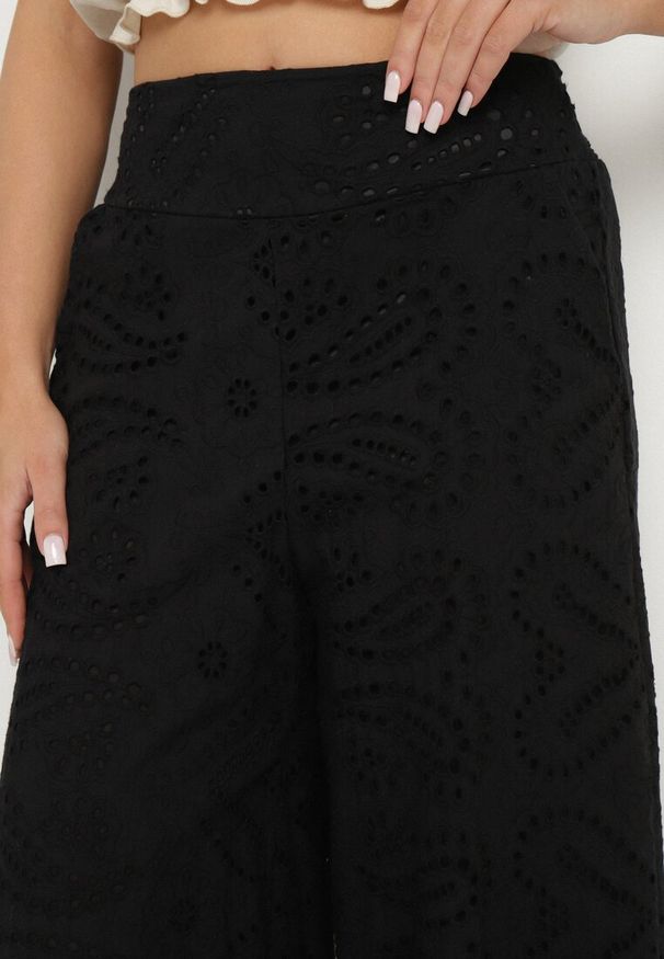 Born2be - Czarne Bawełniane Szerokie Spodnie z Wysokim Stanem i Ażurowym Wzorem Evinasi. Okazja: na co dzień, na spacer. Stan: podwyższony. Kolor: czarny. Materiał: bawełna. Wzór: ażurowy. Styl: klasyczny, casual