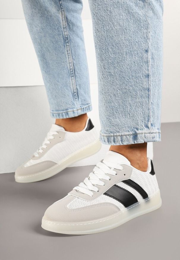 Renee - Biało-Czarne Sneakersy w Stylu Tenisówek z Paskami Eleaniria. Okazja: na co dzień. Zapięcie: pasek. Kolor: biały. Materiał: jeans. Wzór: paski. Obcas: na płaskiej podeszwie
