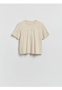 Reserved - T-shirt z haftowanym napisem - beżowy. Kolor: beżowy. Materiał: bawełna. Wzór: napisy, haft