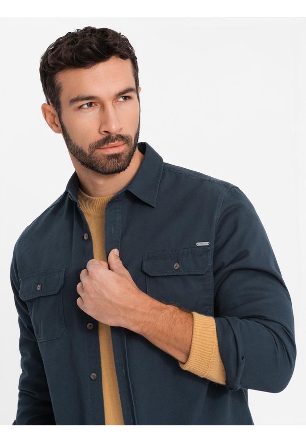 Ombre Clothing - Koszula męska bawełniana REGULAR FIT z kieszeniami zapinanymi na guziki - granatowa V3 - Rozmiar: XL. Kolor: niebieski. Materiał: bawełna. Długość rękawa: długi rękaw. Długość: długie. Wzór: aplikacja