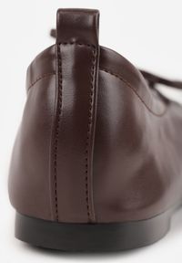 Born2be - Brązowe Balerinki z Wiązanymi Rzemykami Julimaria. Okazja: na co dzień. Kolor: brązowy. Wzór: kwiaty. Styl: casual, retro, elegancki #3
