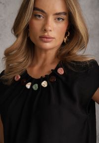 Renee - Czarna Rustykalna Bluzka z Wiskozy Zdobiona Imitacją Kamieni przy Dekolcie Anthelia. Okazja: na co dzień. Kolor: czarny. Materiał: wiskoza. Wzór: aplikacja. Styl: boho, casual #3