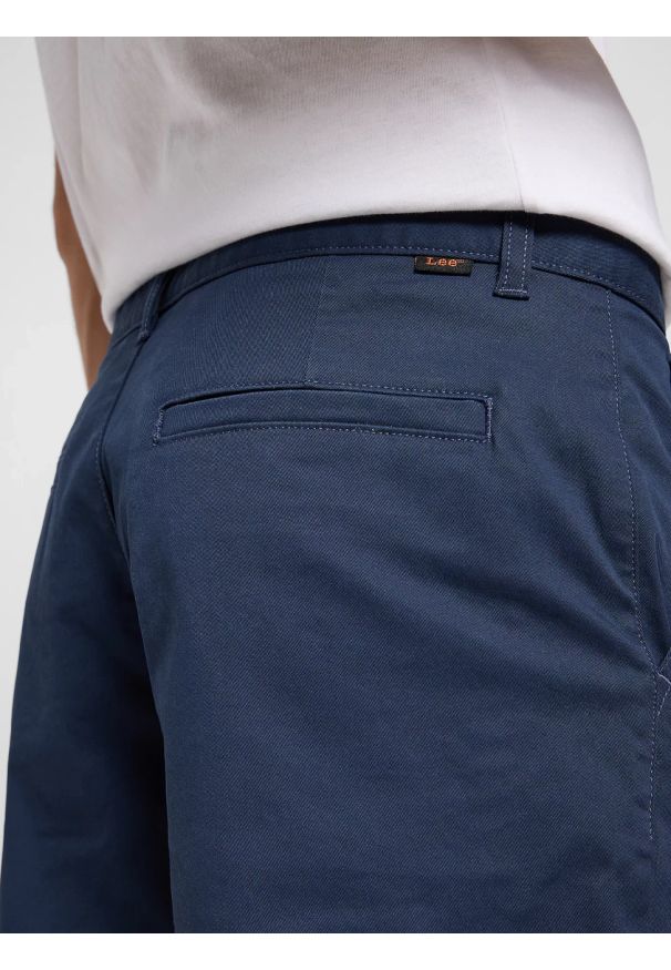 Lee - LEE MĘSKIE SPODENKI MATERIAŁOWE LEE RELAXED CHINO SHORT DEEP NAVY 112363934. Materiał: materiał