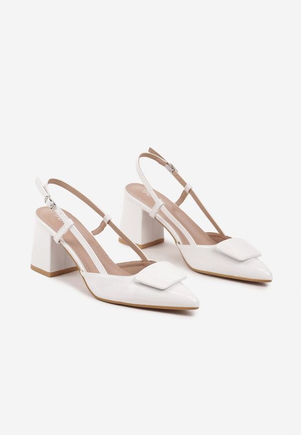 Renee - Białe Sandały Lakierowane na Słupku Slingback z Ozdobą na Nosku Vommea. Okazja: na co dzień. Kolor: biały. Materiał: lakier. Wzór: aplikacja. Sezon: lato, wiosna. Obcas: na słupku. Styl: elegancki, casual