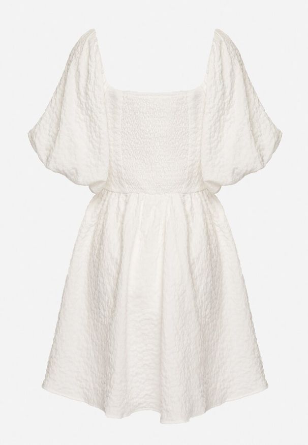 Born2be - Biała Sukienka Rozkloszowana z Bufiastymi Rękawami i Kwadratowym Dekoltem Galzemis. Okazja: na co dzień. Typ kołnierza: dekolt kwadratowy. Kolor: biały. Styl: klasyczny, casual, elegancki