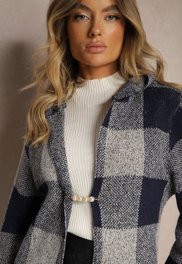 Renee - Granatowy Długi Kardigan w Kratę z Ozdobną Broszką i Kapturem Terilinda. Okazja: na co dzień. Kolor: niebieski. Materiał: jeans, bawełna. Długość: długie. Styl: klasyczny, casual, elegancki