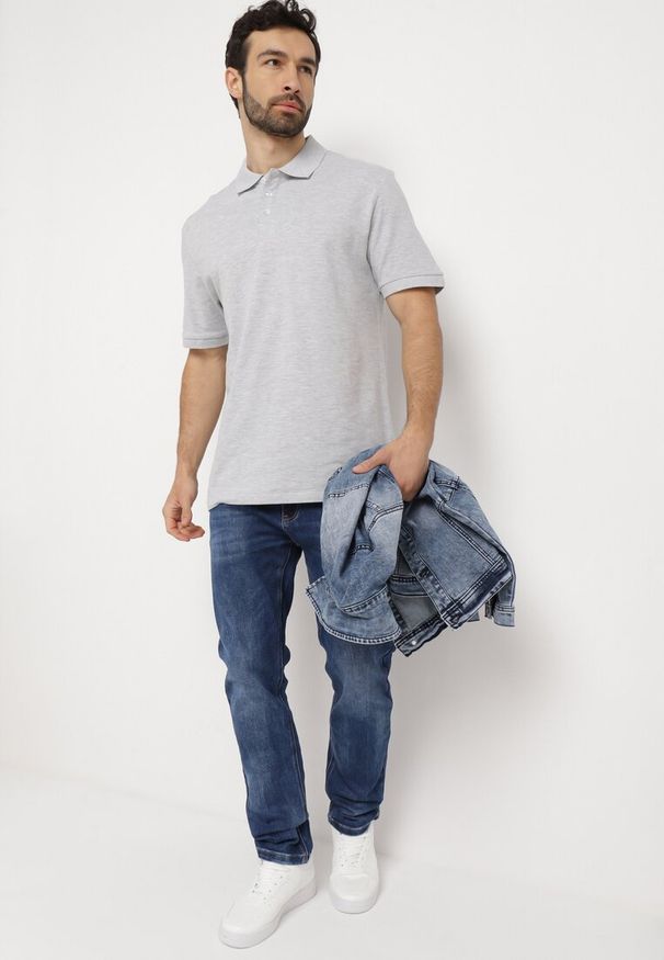 Born2be - Jasnoszara Koszulka Ashose. Typ kołnierza: polo. Kolor: szary. Materiał: dzianina. Długość rękawa: krótki rękaw. Długość: krótkie. Wzór: jednolity. Styl: sportowy