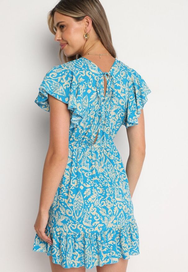 Born2be - Niebieska Rozkloszowana Bawełniana Sukienka z Gumką w Talii i Falbanami Nelsea. Okazja: na co dzień, na randkę. Typ kołnierza: dekolt w kształcie V. Kolor: niebieski. Materiał: bawełna. Długość rękawa: krótki rękaw. Typ sukienki: rozkloszowane. Styl: wizytowy, casual