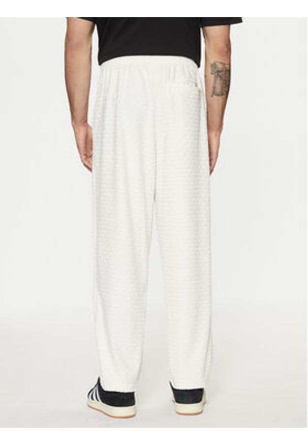 Adidas - adidas Spodnie dresowe Monogram Track JP4429 Biały Regular Fit. Kolor: biały. Materiał: syntetyk