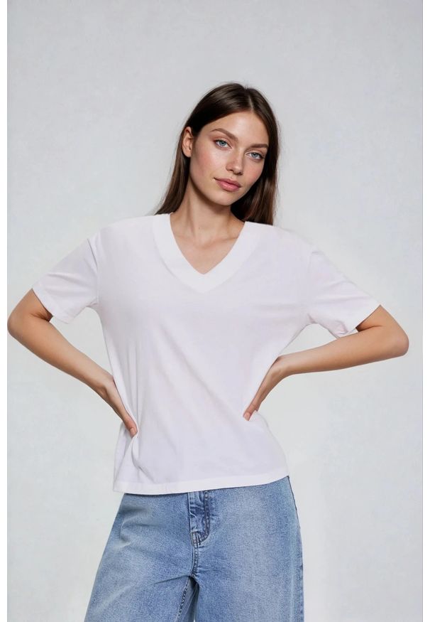 MOODO - Bawełniana bluzka z dekoltem w serek biała. Typ kołnierza: dekolt w serek. Kolor: biały. Materiał: bawełna