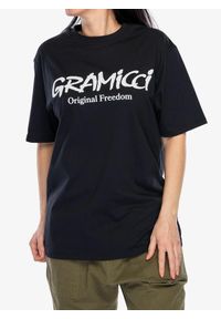 Koszulka z nadrukiem Gramicci Original Freedom Logo Tee. Kolor: czarny. Wzór: nadruk