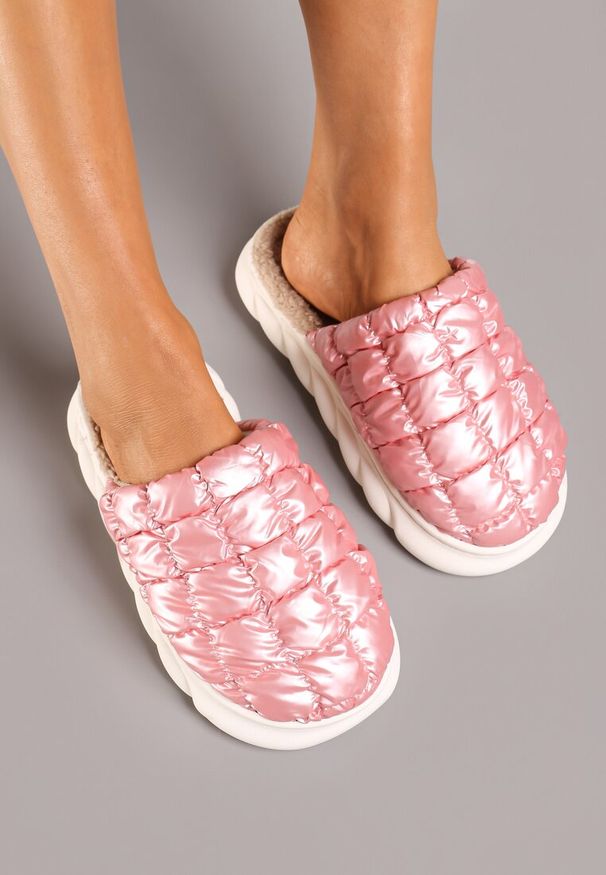 Born2be - Różowe Pikowane Kapcie Vices na Płaskiej Podeszwie Atinara. Okazja: na co dzień. Kolor: różowy. Materiał: jeans. Obcas: na płaskiej podeszwie. Styl: casual