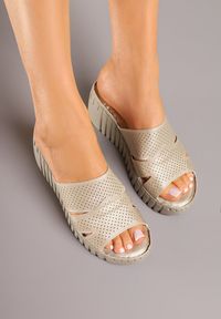 Born2be - Złote Klapki Vices na Koturnie z Perforacją Sarvelina. Okazja: na co dzień. Kolor: złoty. Materiał: materiał. Obcas: na koturnie. Styl: elegancki, casual #5