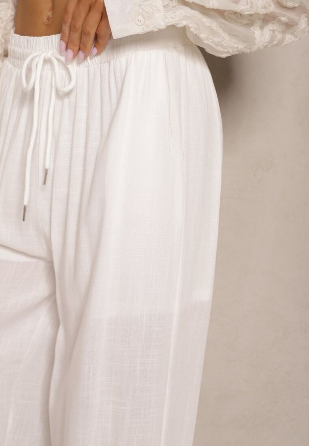 Renee - Białe Spodnie z Bawełny o Prostych Nogawkach z Gumką i Sznurkiem w Pasie Efrara. Okazja: na randkę, na spacer. Stan: podwyższony. Kolor: biały. Materiał: bawełna. Styl: elegancki