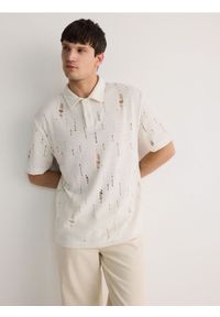 Reserved - Koszulka polo z rozdarciami - złamana biel. Typ kołnierza: polo. Materiał: bawełna, dzianina