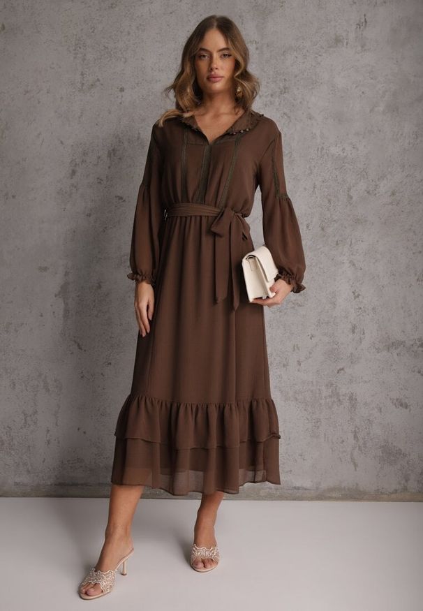 Renee - Brązowa Sukienka Boho z Paskiem Guzikami i Falbanami Nevinete. Okazja: na imprezę. Kolor: brązowy. Materiał: poliester. Styl: boho