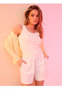 Sinsay - Bawełniane szorty z przeszyciami - kremowy. Kolor: kremowy. Materiał: bawełna #1