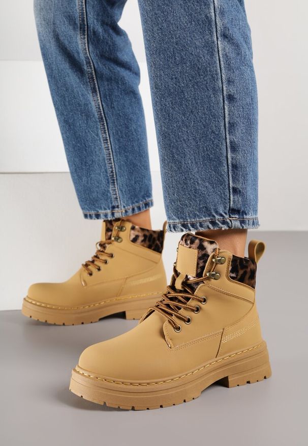 Renee - Brązowe Trapery ze Wstawkami we Wzór Vetiara. Okazja: na spacer. Kolor: brązowy. Materiał: puch, jeans, dzianina. Szerokość cholewki: normalna