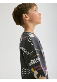 Reserved - Bawełniany t-shirt z nadrukiem - ciemnoszary. Kolor: szary. Materiał: bawełna. Wzór: nadruk