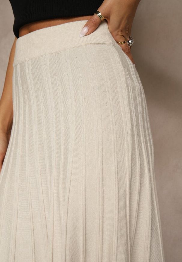 Renee - Beżowa Dzianinowa Spódnica Plisowana o Rozkloszowanym Kroju Tuswia. Okazja: na co dzień. Stan: podwyższony. Kolor: beżowy. Materiał: dzianina. Wzór: aplikacja. Styl: casual, klasyczny