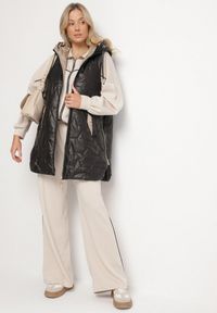 Born2be - Czarna Długa Kamizelka z Pikowaniem i Ozdobnymi Suwakami Desilla. Okazja: na co dzień. Kolor: czarny. Materiał: jeans. Długość: długie. Styl: casual #7