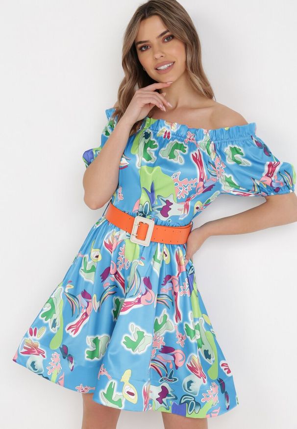 Born2be - Niebieska Sukienka Satynowa Theophanthe. Okazja: na ślub cywilny, na wesele. Typ kołnierza: dekolt hiszpanka. Kolor: niebieski. Materiał: satyna. Wzór: kolorowy, aplikacja. Długość: mini