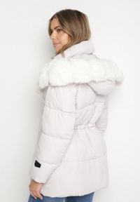 Born2be - Biała Kurtka z Pikowanymi Przeszyciami i Kapturem z Futerkiem Galiadia. Okazja: na spacer, na co dzień. Kolor: biały. Materiał: futro. Styl: casual, klasyczny, sportowy #5