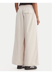 Adidas - adidas Spodnie dresowe Essentials 3-Stripes JC8168 Beżowy Loose Fit. Kolor: beżowy. Materiał: syntetyk #2