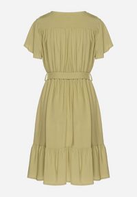 Born2be - Zielona Wiskozowa Sukienka z Kopertowym Dekoltem i Paskiem Aurenelle. Okazja: na co dzień. Typ kołnierza: dekolt kopertowy. Kolor: zielony. Materiał: wiskoza. Długość rękawa: krótki rękaw. Sezon: wiosna, lato. Typ sukienki: kopertowe. Styl: casual #4