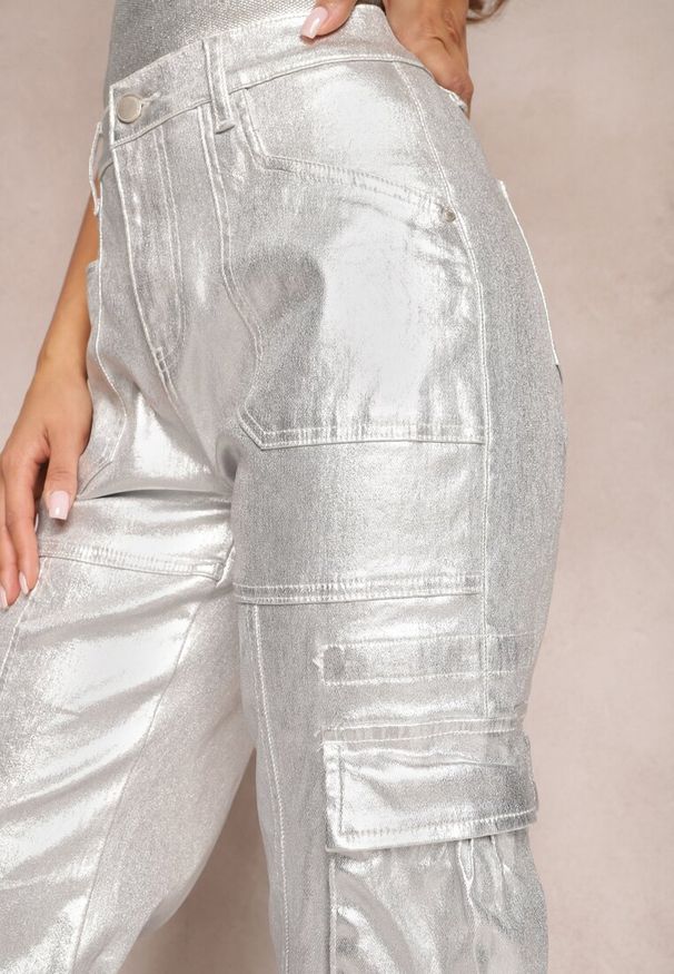Renee - Srebrne Metaliczne Spodnie Bojówki z Kieszeniami Honna. Kolor: srebrny. Wzór: aplikacja. Styl: elegancki