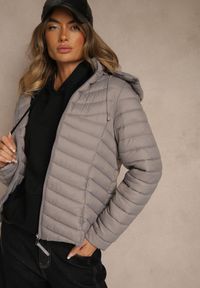 Renee - Szara Przejściowa Kurtka z Pikowanymi Przeszyciami i Kapturem Suritte. Okazja: na co dzień, na spacer. Kolor: szary. Materiał: jeans, dzianina. Styl: klasyczny, casual