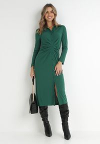 Born2be - Ciemnozielona Sukienka Koszulowa z Marszczeniem Nure. Kolor: zielony. Materiał: tkanina. Wzór: jednolity, gładki. Typ sukienki: koszulowe. Styl: klasyczny, elegancki. Długość: midi #4