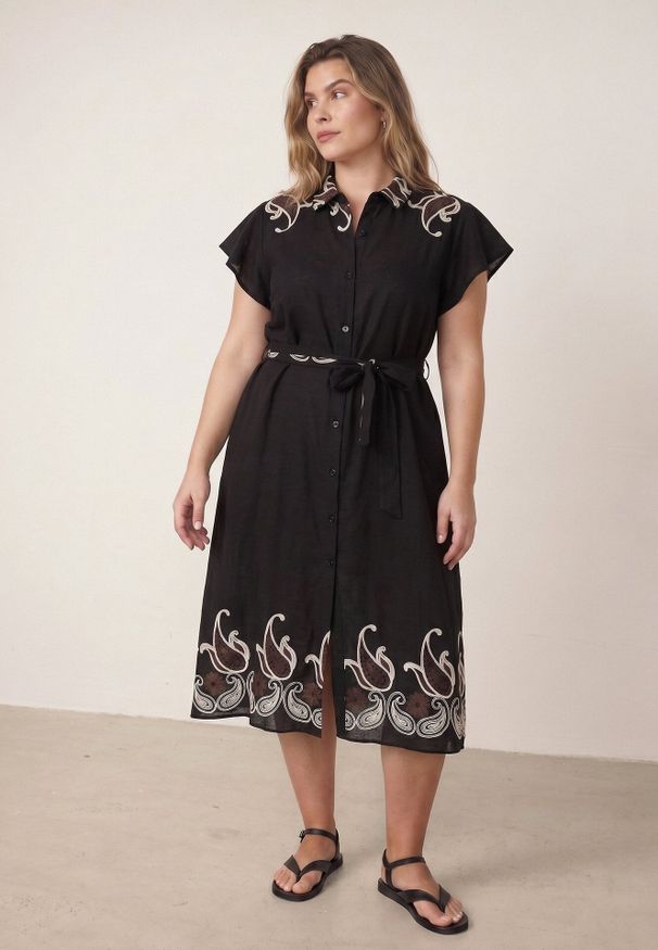 Born2be - Czarna Rozkloszowana Sukienka Koszulowa z Wiskozy z Haftem i Wiązanym Paskiem Adellis. Okazja: na co dzień. Kolekcja: plus size. Kolor: czarny. Materiał: wiskoza. Wzór: haft. Sezon: lato. Typ sukienki: koszulowe. Styl: boho, casual