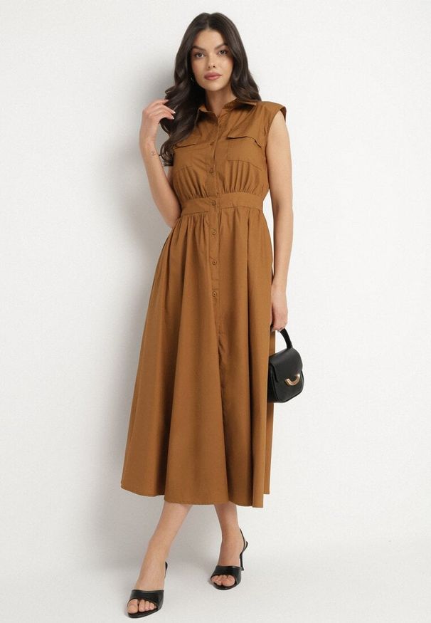 Born2be - Brązowa Bawełniana Koszulowa Sukienka z Ozdobnymi Kieszonkami Savarette. Okazja: na co dzień. Kolor: brązowy. Materiał: bawełna. Typ sukienki: koszulowe. Styl: klasyczny, casual, elegancki