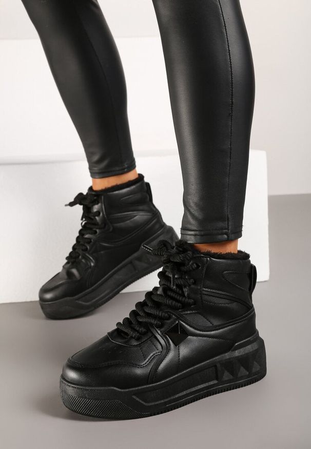 Born2be - Czarne Sneakersy za Kostkę z Futrzaną Wyściółką Emindria. Okazja: na co dzień. Wysokość cholewki: za kostkę. Kolor: czarny. Materiał: futro