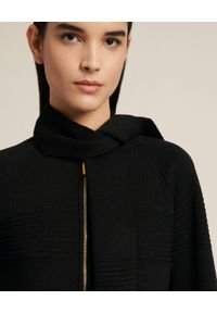 Luisa Spagnoli - LUISA SPAGNOLI - Czarny wełniany sweter z odpinanym szalikiem Moldova. Kolor: czarny. Materiał: wełna