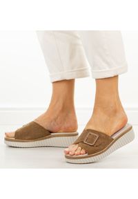 Brązowe skórzane klapki damskie S.Barski 7002. Okazja: na co dzień. Kolor: brązowy. Materiał: skóra. Sezon: wiosna, lato. Obcas: na koturnie. Styl: casual #1